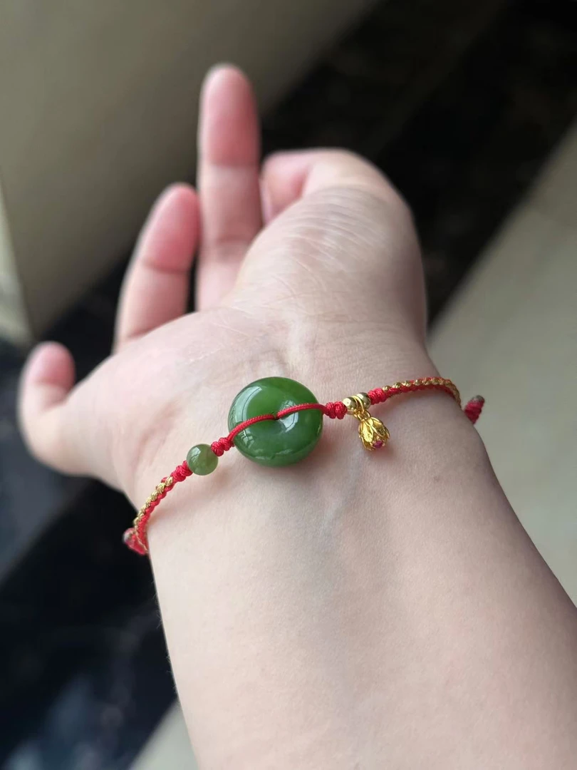 C662 乌兰海厚装碧玉极少美人痣福福红绳