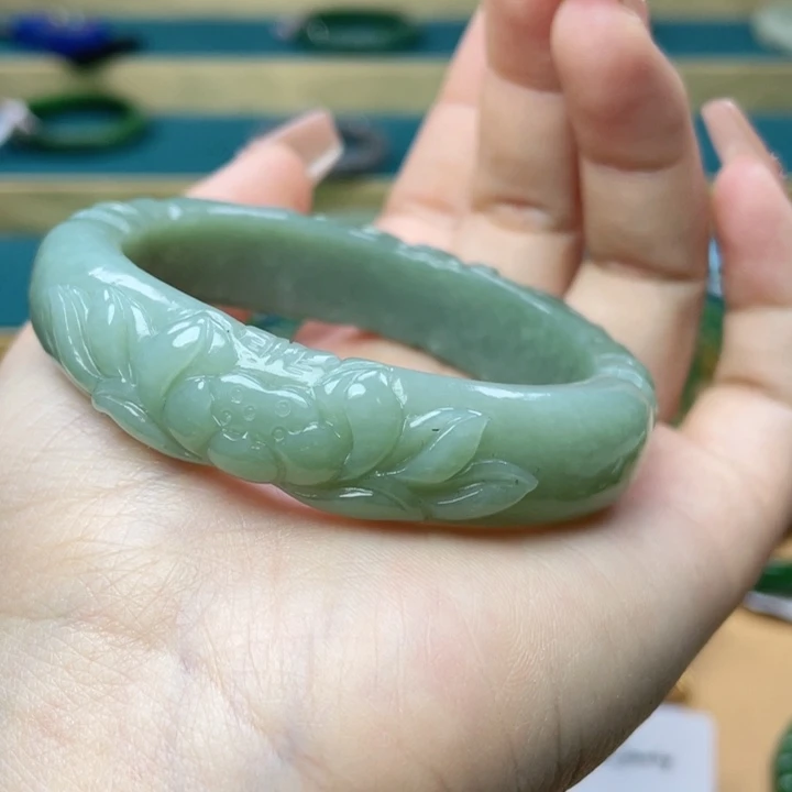 和田玉手镯56圈口。编号60未镶嵌