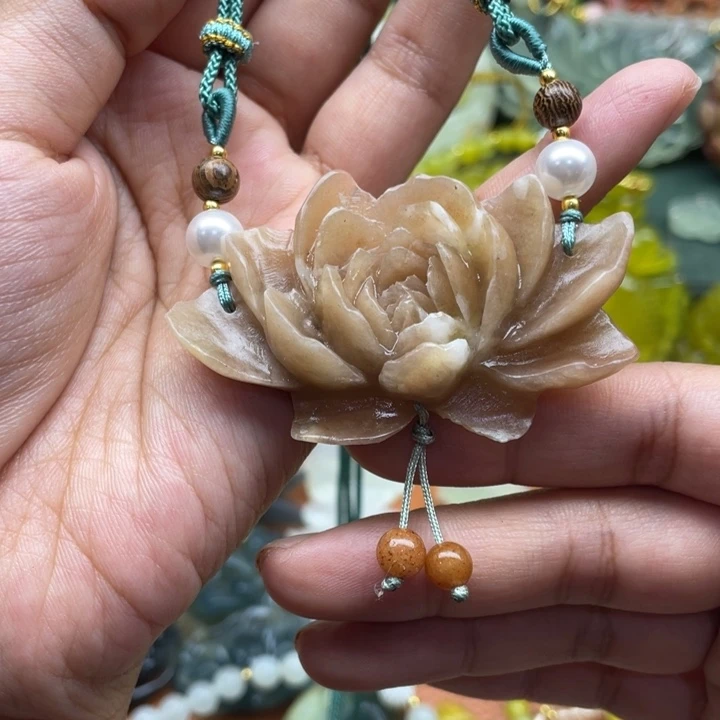 未镶嵌蛇纹石玉吊坠