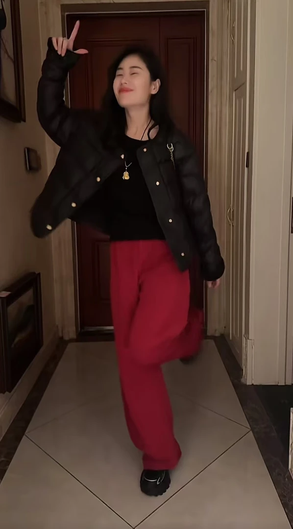 霍梦雪  短款金扣羽绒服 黑色 A 253121