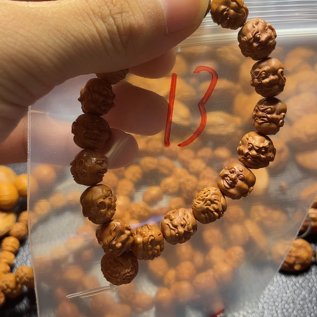 龙纹桃核雕刻瑕疵罗汉
