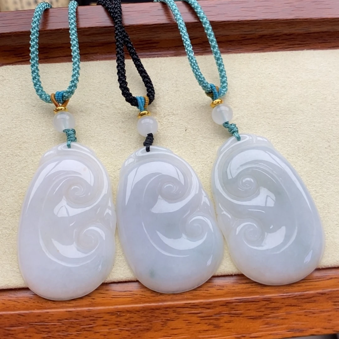 翡翠未镶嵌颈饰发其一