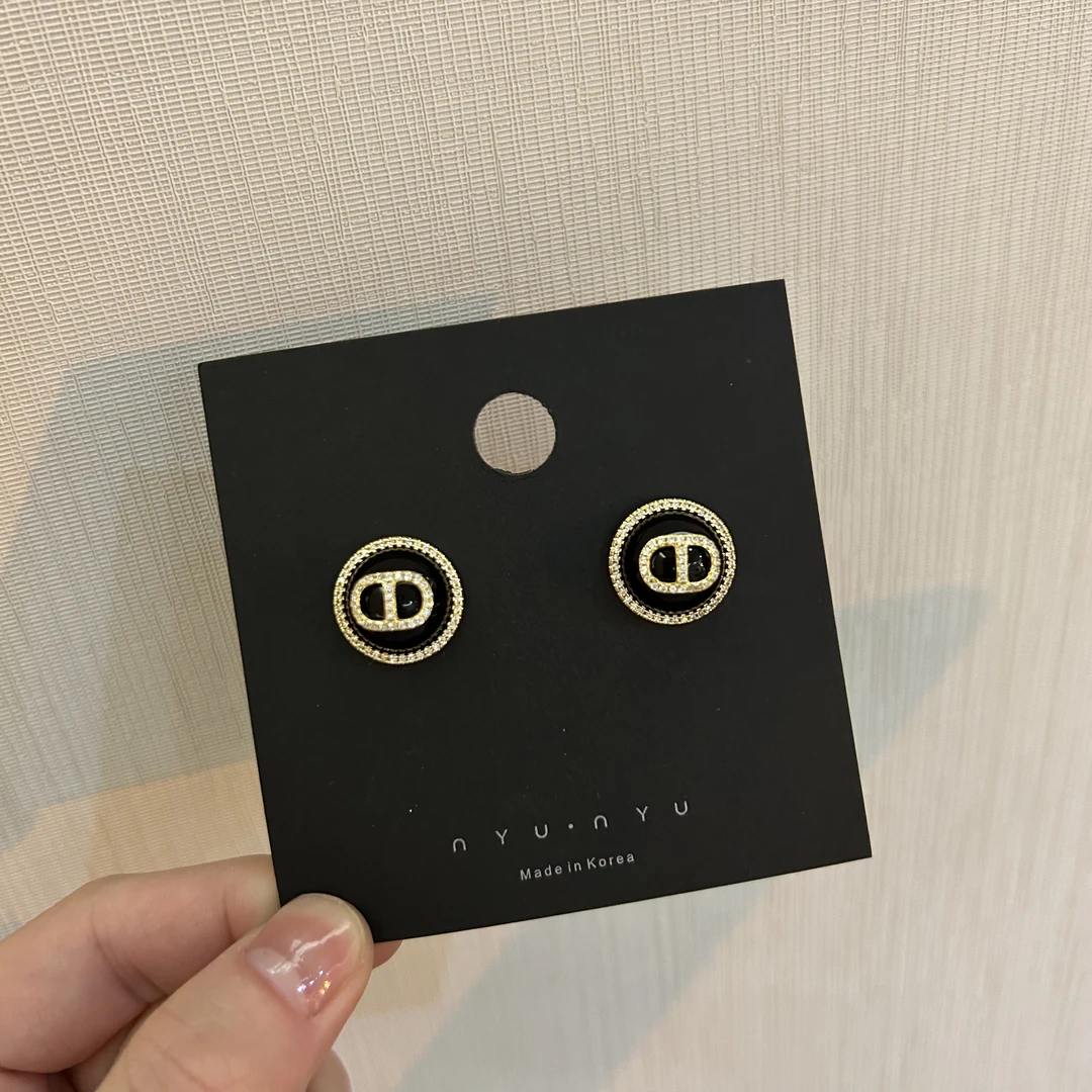 925银合成锆石耳饰 CHANGE x 圆牌猪鼻子 轻奢气质高级感 特 E646