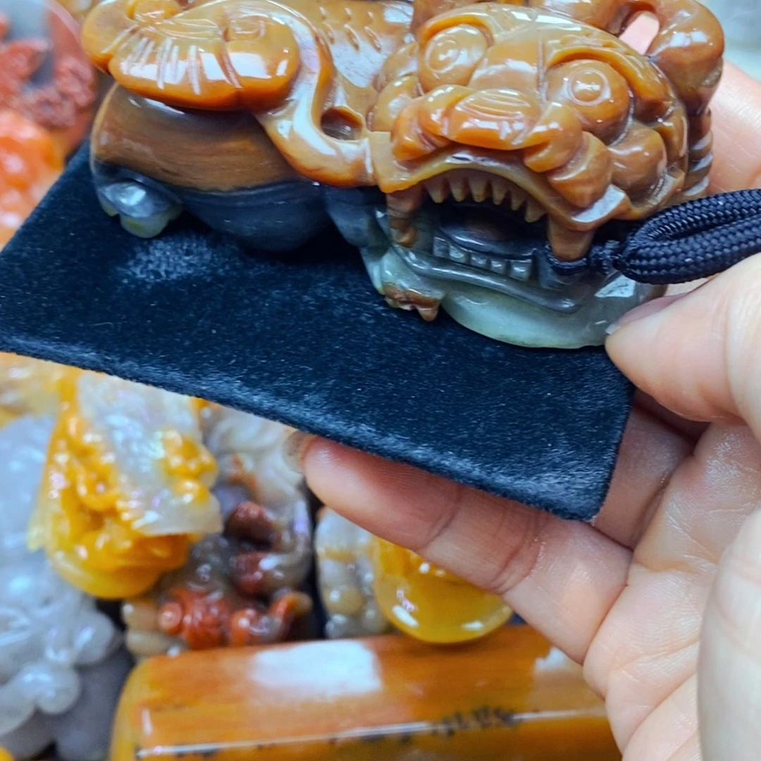 未镶嵌石英质玉（黄龙玉）颈饰