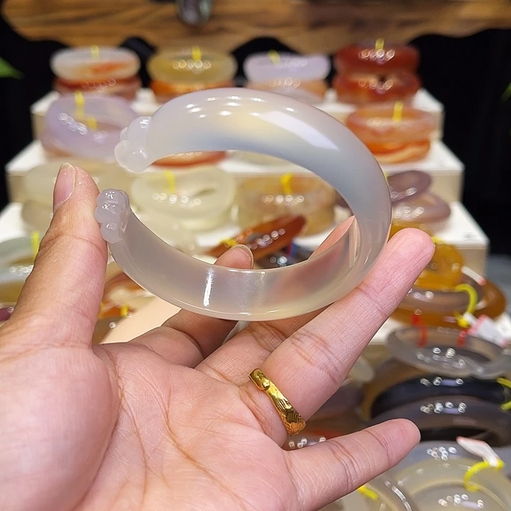 玛瑙/玉髓手镯未镶嵌王**人