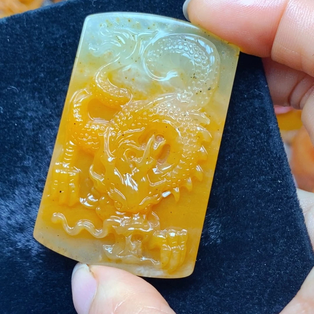 未镶嵌石英质玉（黄龙玉）颈饰