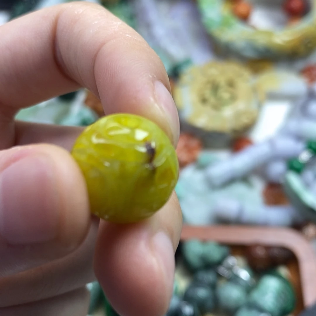 翡翠未镶嵌颈饰四****?