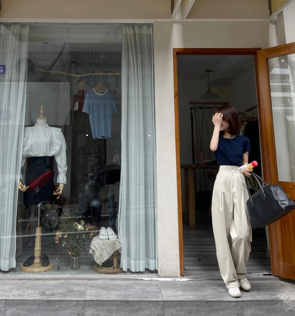 【午后松弛】时尚休闲风藏青色短袖T恤上衣搭配杏色直筒长裤两件套