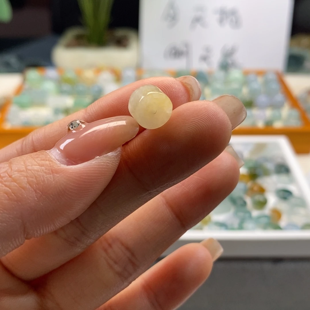 翡翠散珠天然翡翠甜黄短桶8.4×5，有小内纹