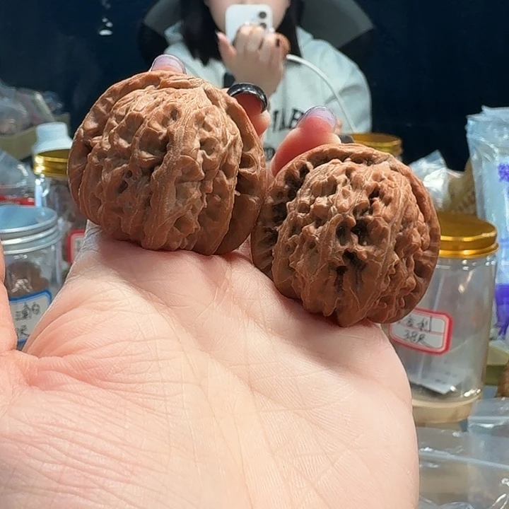 吊坠桃核红皮白狮子39尺