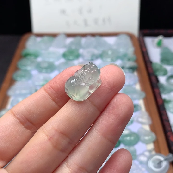颈饰未镶嵌翡翠冰种貔貅