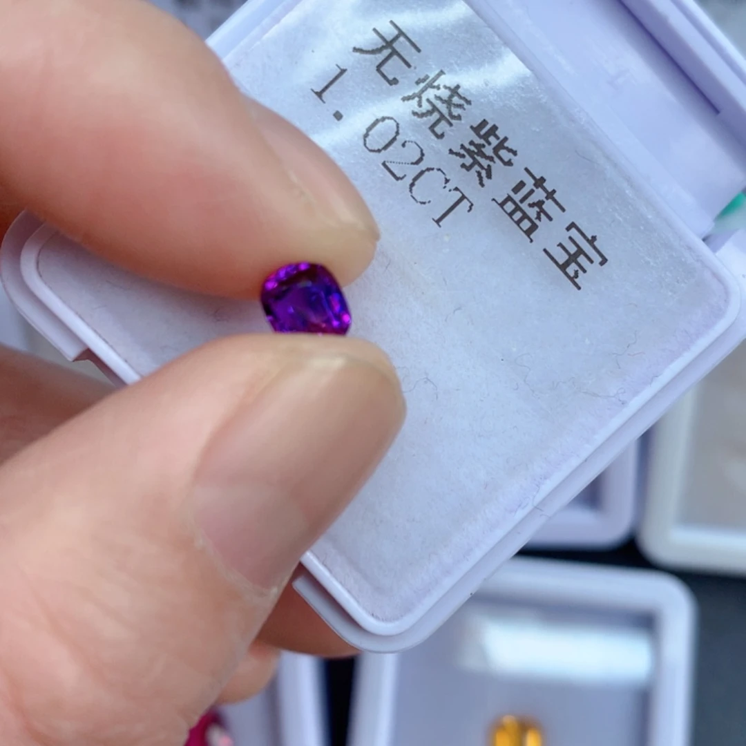 1.02克拉裸石彩色蓝宝石未镶嵌