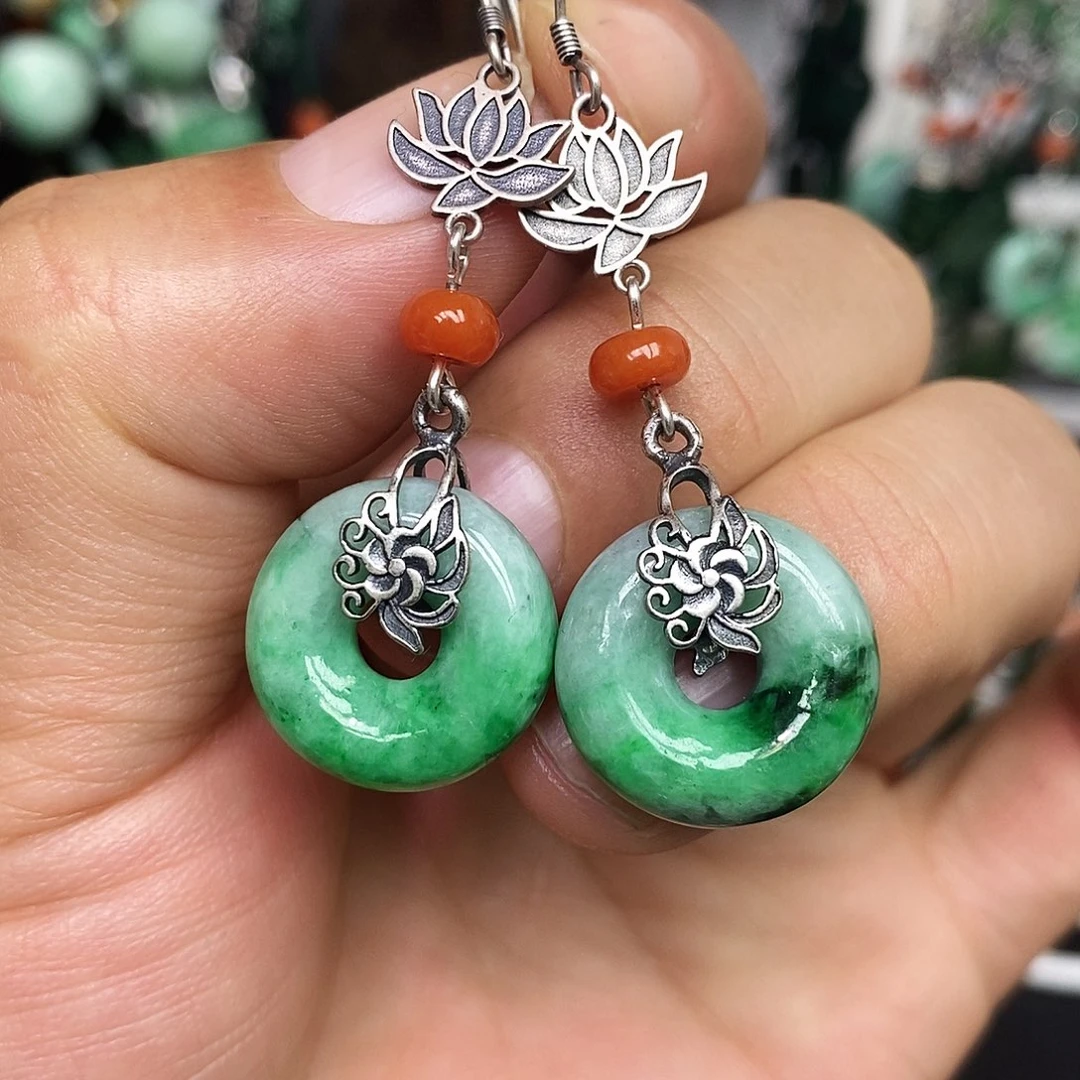 未镶嵌翡翠耳饰漂亮美眉