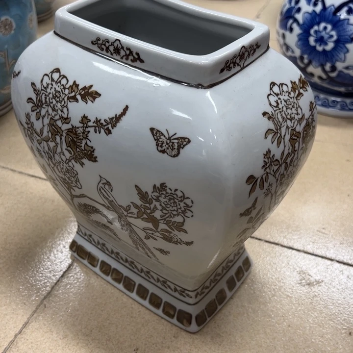 瓷片微瑕陶瓶。。。。。。。。。。。。。