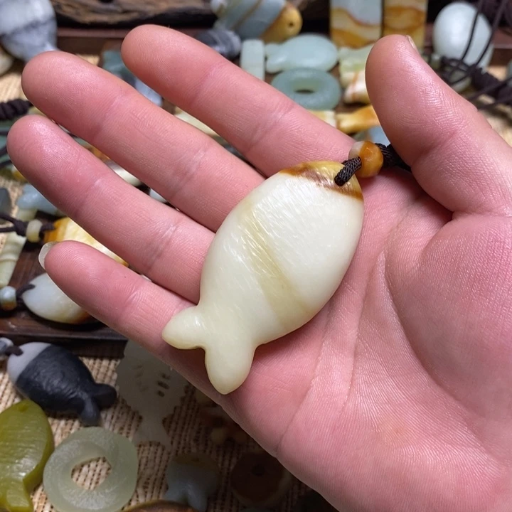 南***茶蛇纹石玉未镶嵌颈饰