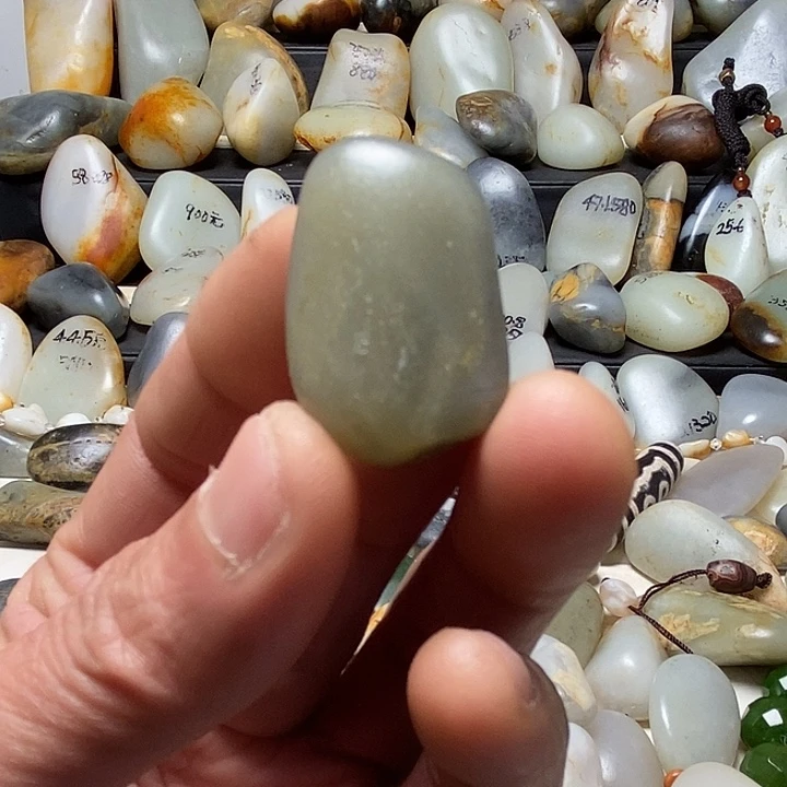 和田玉未镶嵌颈饰吊坠