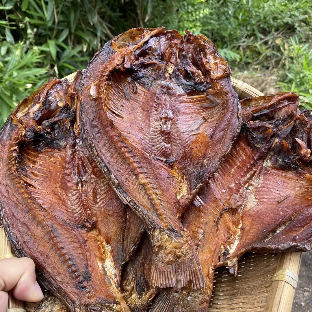 湖南湘西农家田里稻花鱼