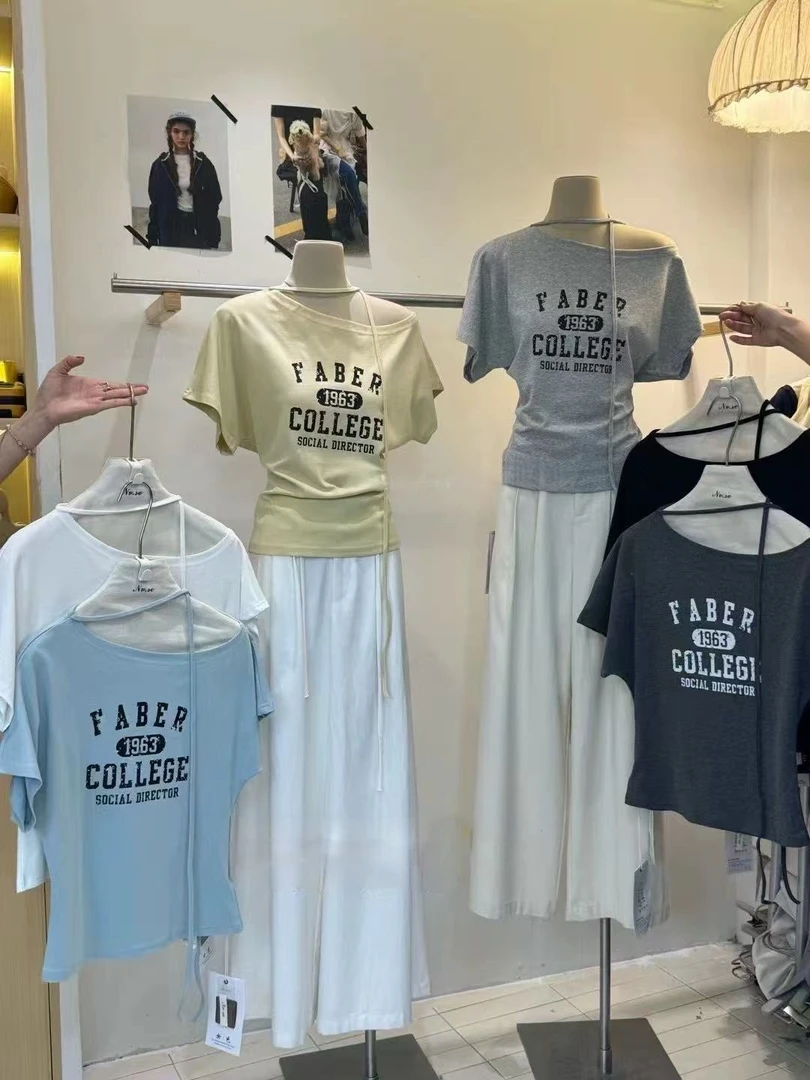 Manmi 字母印花斜肩一字肩设计款上衣  8652