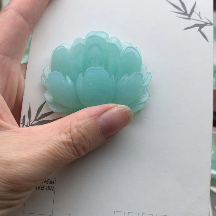 岫玉未镶嵌颈饰牡丹花