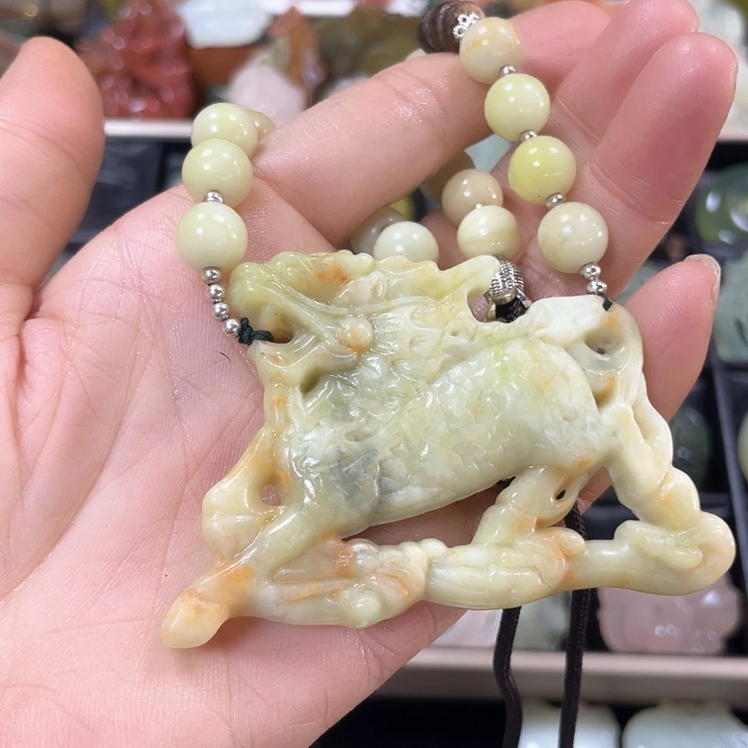 蛇纹石玉颈饰合金
