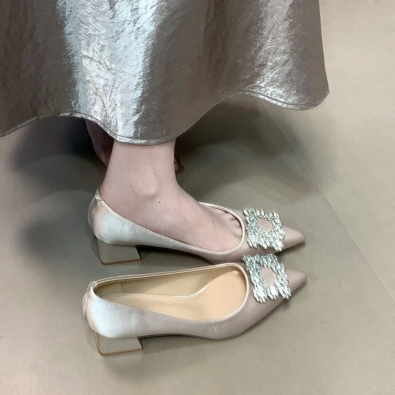 粗跟单鞋女2025新款新娘鞋婚鞋水钻方扣缎面尖头高跟鞋