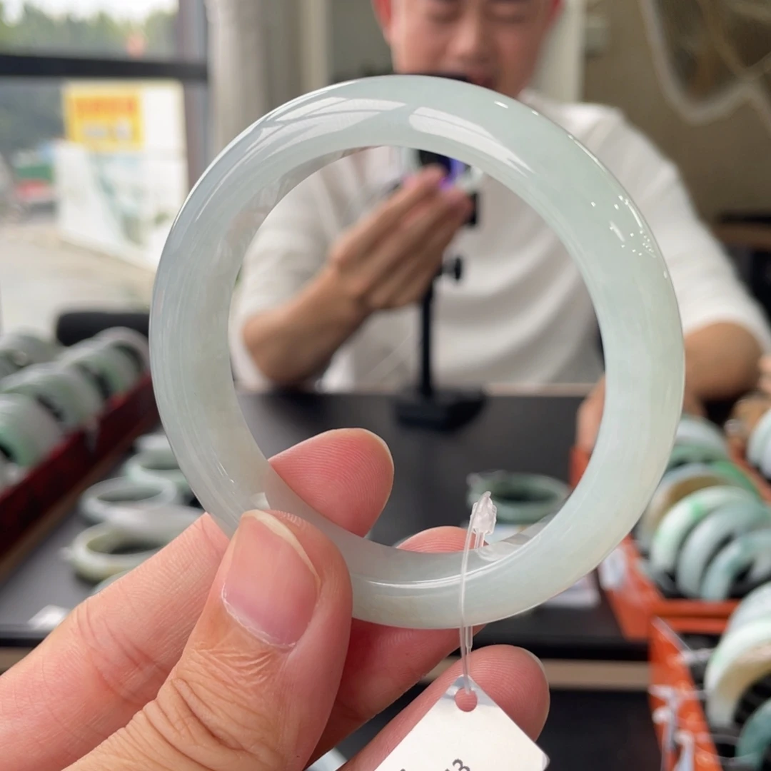 牛***y翡翠未镶嵌手镯56.6