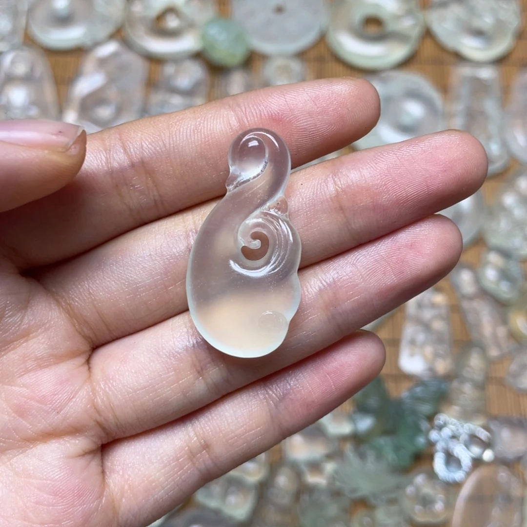 蛇纹石玉未镶嵌颈饰奶**糕