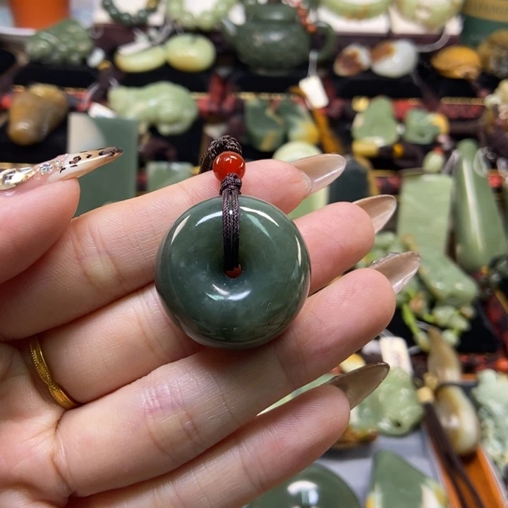 颈饰未镶嵌岫岩老玉（透闪石质玉）