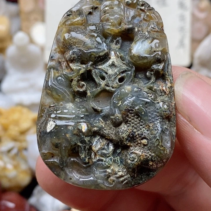 颈饰未镶嵌硅化珊瑚（珊瑚玉）有瑕