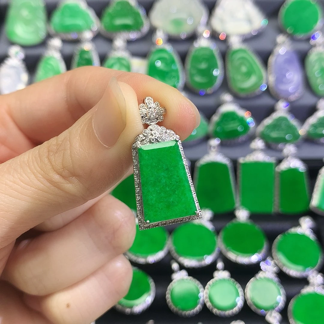 翡翠18K金镶嵌颈饰吊坠