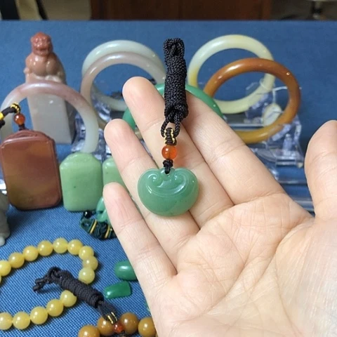 颈饰未镶嵌石英质玉