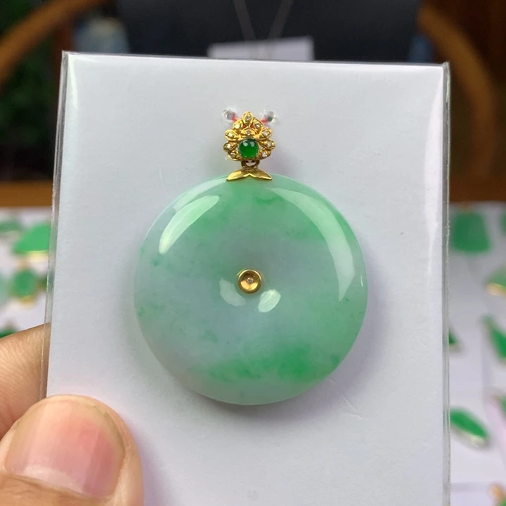 颈饰18K金镶嵌翡翠