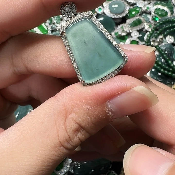 翡翠未镶嵌颈饰天然A货翡翠放漏