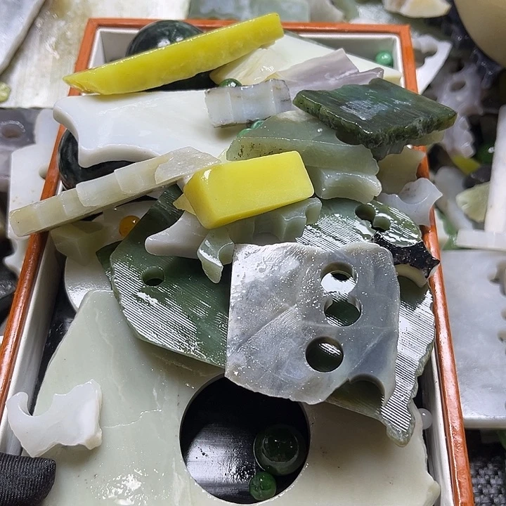 和田玉未镶嵌珠宝奇石盛**华