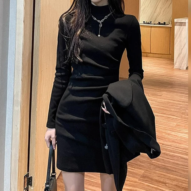 春季黑色百搭时尚打底连衣裙女春秋包臀裙大姨内搭短裙子设计感穿