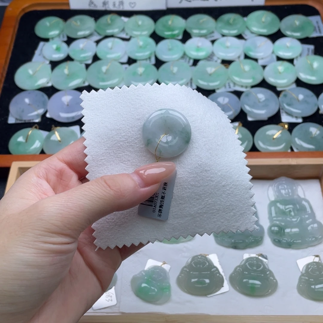 翡翠未镶嵌颈饰平安扣