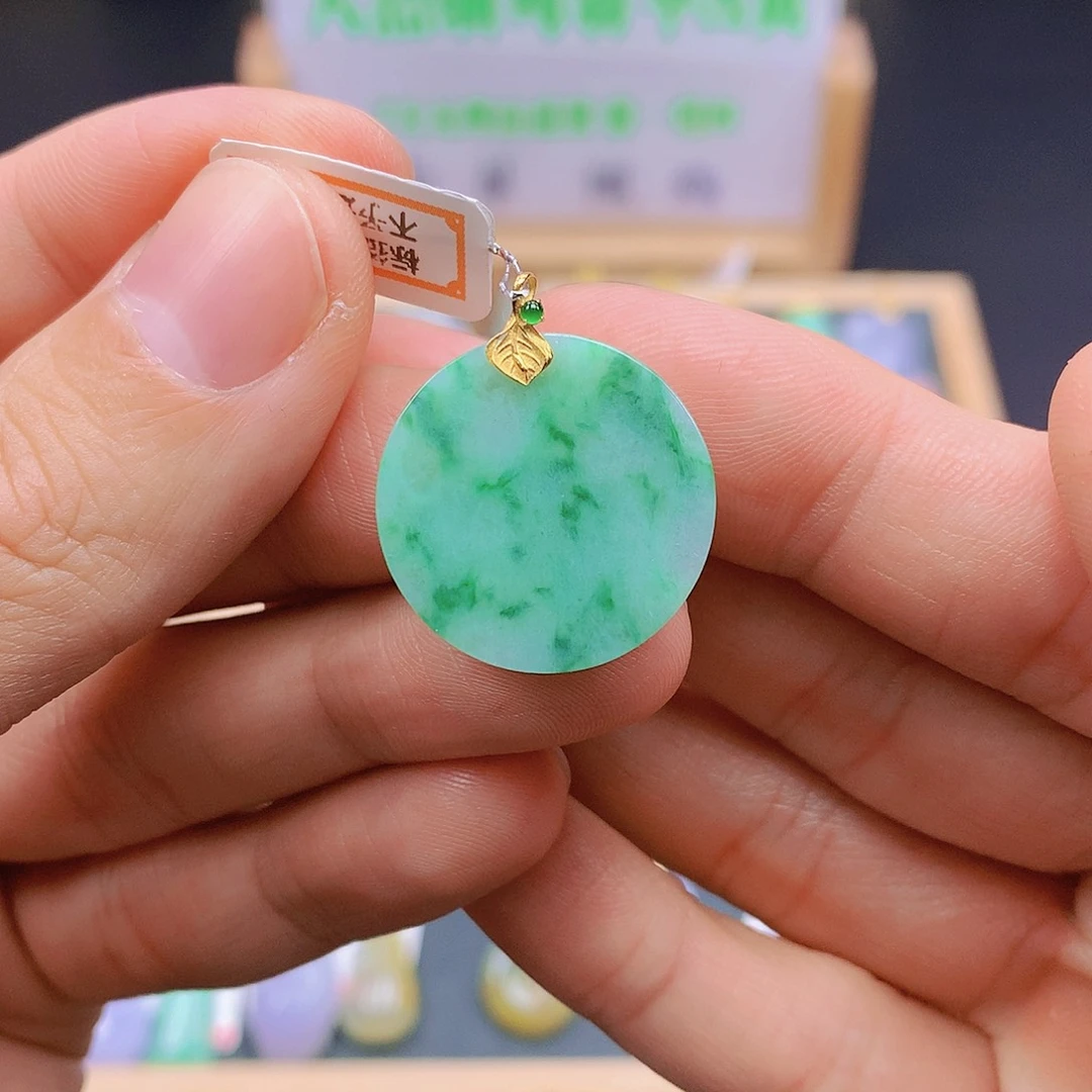 翡翠18K金镶嵌颈饰翡翠