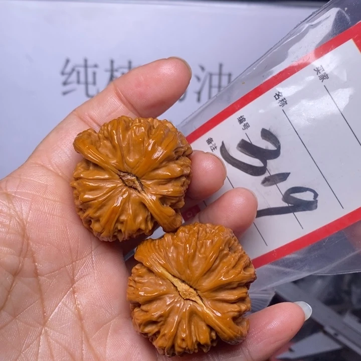 文玩核桃把件319，39白狮子色差