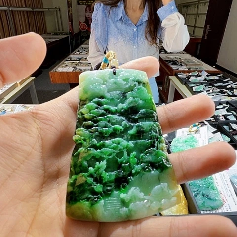 翡翠未镶嵌颈饰一个
