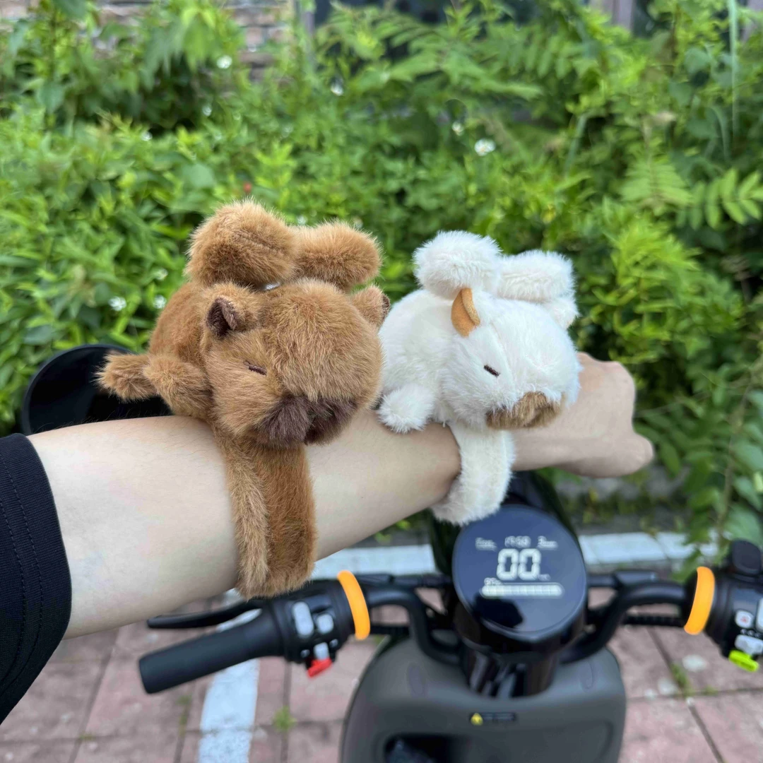 车载抽拉带翅膀抖动卡皮巴拉公仔啪啪圈电动车装饰可爱尾巴转动