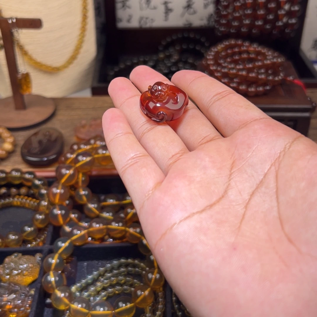 琥珀未镶嵌颈饰血珀福在眼前