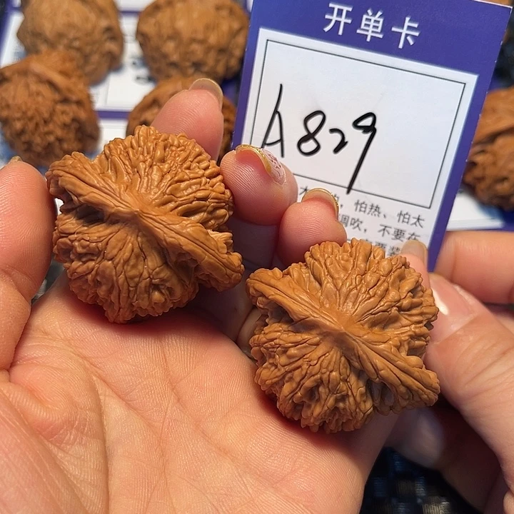 桃核把件45狮虎兽A829