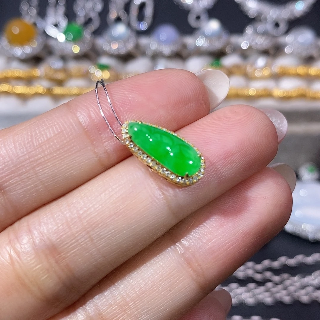 翡翠18K金镶嵌颈饰吊坠