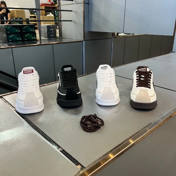 男款秋冬新款2025网红爆款轻奢时尚潮流休闲运动鞋皮面拼接板鞋款