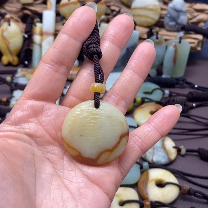 蛇纹石玉未镶嵌颈饰