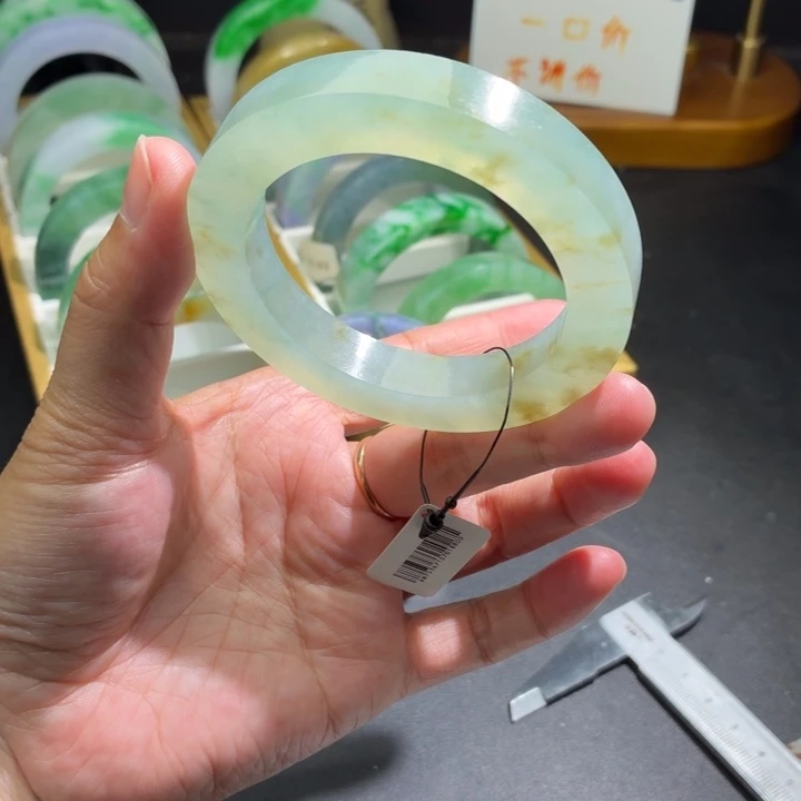 定制翡翠未镶嵌翡翠手镯