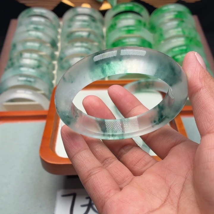 用***8石英质玉未镶嵌手镯