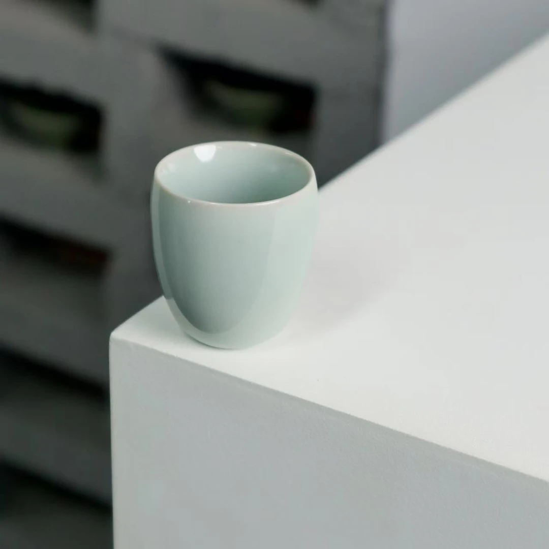 龙泉青瓷小鼓杯粉青釉