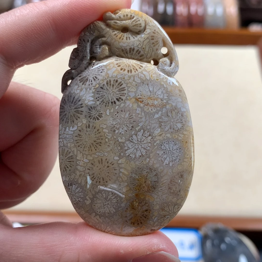 硅化珊瑚（珊瑚玉）雕刻吊坠漏100/个。未镶嵌