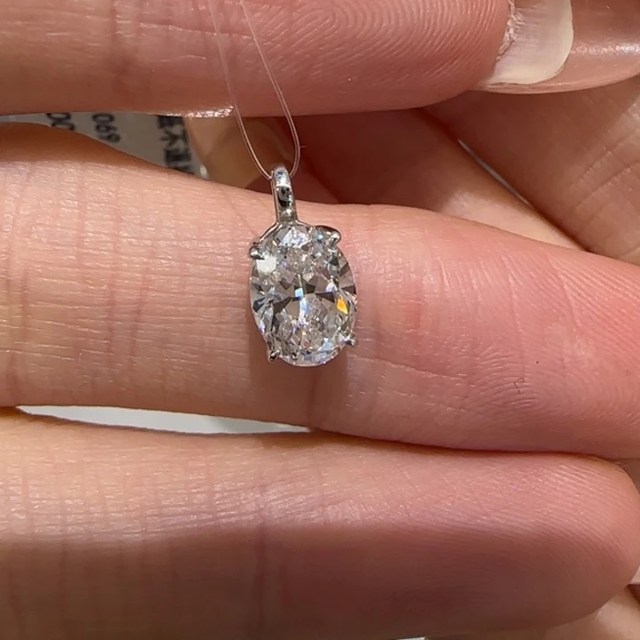 实验室培育钻石18K金镶嵌1卡椭圆吊坠